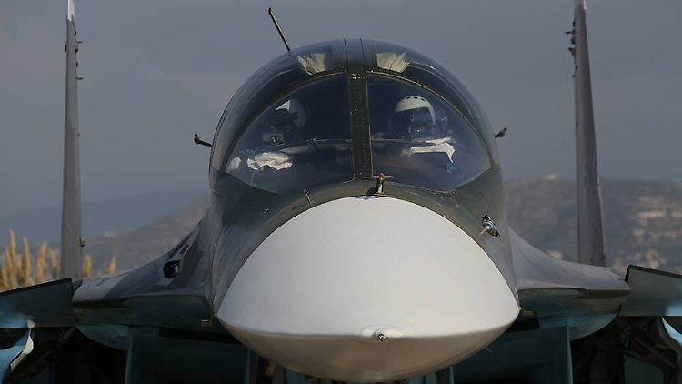 Ein zweisitziger russischer Jagdbomber vom Typ Su-34.