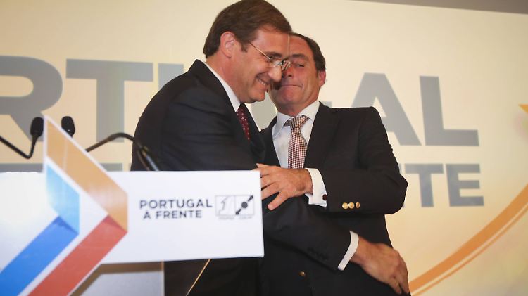 Pedro Passos Coelho und Paulo Portas feiern ihre Bestätigung nach der Wahl.