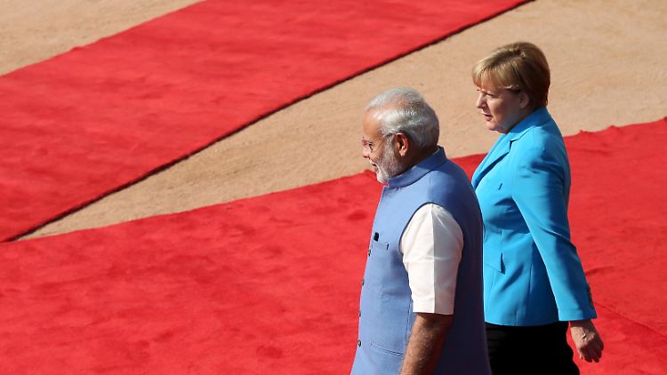 Merkel wird von Premier Modi in Indien mit militärischen Ehren empfangen.