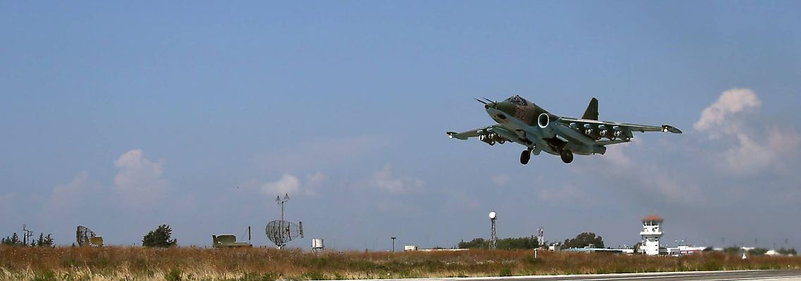 Eine russische Sukhoi Su-25 startet von der syrischen Luftwaffenbasis in Latakia.