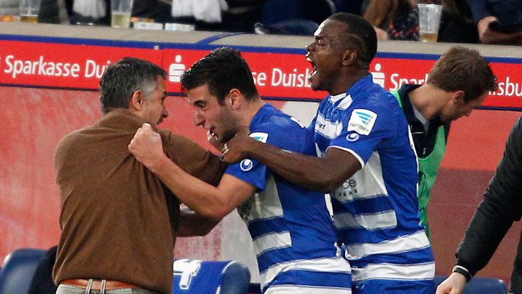 Torschütze Giorgi Chanturia (Mitte) freut sich mit Trainer Gino Lettieri.