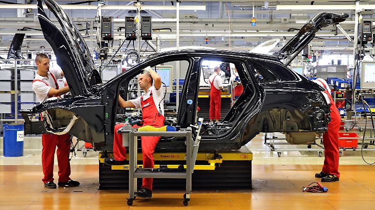 Der Juli-Abschwung scheint sich zu verfestigen: Die deutsche Industrie sieht schwereren Zeiten entgegen.