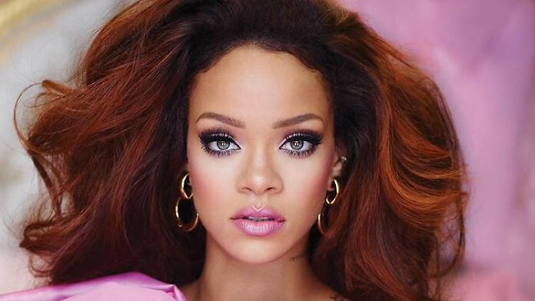 In der Stadt der Liebe verteilt Rihanna mindestens ein Küsschen. Fußballer Kevin Trapp kann sich glücklich schätzen.
