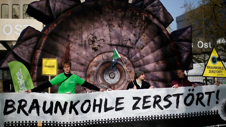 Mit Aktionen wie hier in Essen prangert die Umweltschutzorganisation Greenpeace die deutsche Braunkohlewirtschaft an.