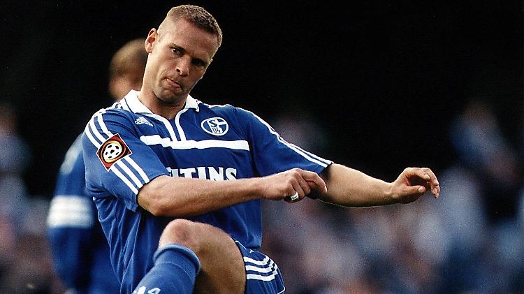 Mehr gearbeitet als gespielt: Thorsten Legat vor 15 Jahren im Trikot des FC Schalke 04.