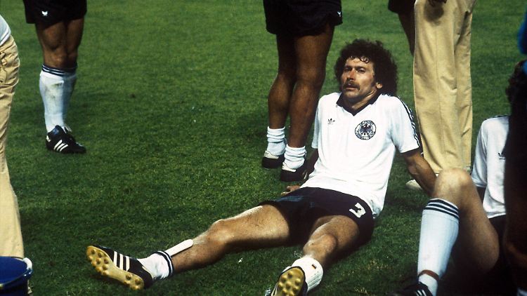 "Wir hatten alle die Hosen voll, aber bei mir lief’s ganz flüssig": Paul Breitner beim Thriller von Sevilla 1982 in Spanien.