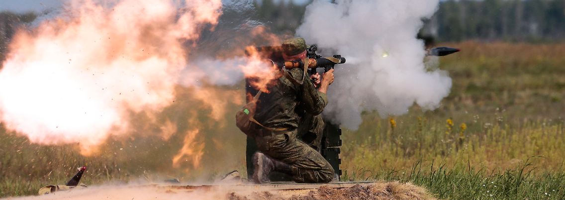 Ein russischer Soldat feuert während einer Übung eine panzerbrechendes Geschoss ab.