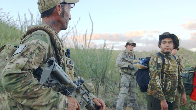 Foley (l.) und seine Männer patrouillieren an der amerikanisch-mexikanischen Grenze - ihnen sind mutmaßliche Kriminelle (r.) in die Hände gefallen.