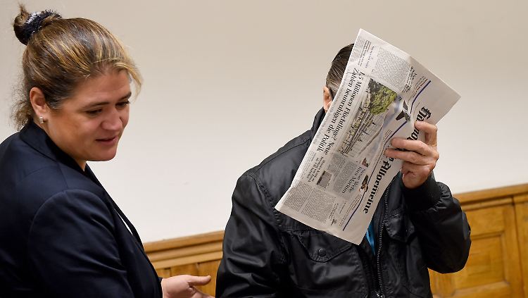 Der 80-jährige ehemalige Sicherungsverwahrte schützt beim Prozess sein Gesicht vor der Öffentlichkeit.