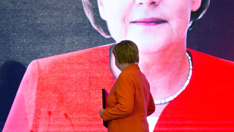 Auf einem Wirtschaftsforum in Indien schaut Merkel sich selbst ins Gesicht.