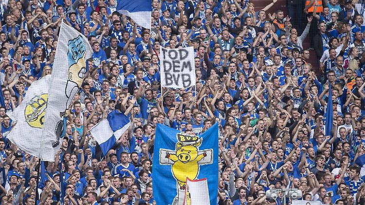 Die Abneigung gegen den BVB ist in der Schalker Fankurve groß.