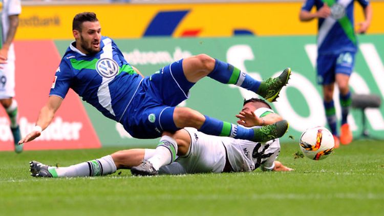 Taktisches "Foul" von VW? Der Konzern stellt sein Fußball-Engagement auf den Prüfstand.