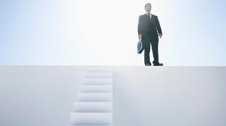 Diejenigen, die Arbeitslosengeld beziehen und sich selbstständig machen möchten, können bei der Bundesagentur für Arbeit einen Gründungszuschuss beantragen.