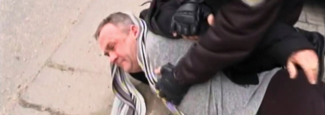 Einer der mutmaßlichen Täter wird von moldawischen Polizisten verhaftet.