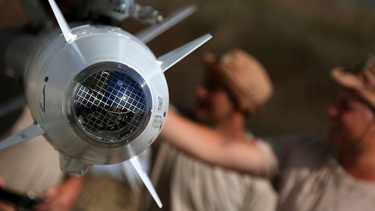 Lenkwaffe an einem russischen Kampfflugzeug in Syrien