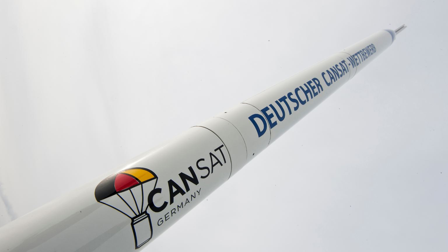 Es ist wie eine echte Weltraum-Mission – bloß im kleinen Stil. Im Rahmen des CanSat-Wettbewerbs ...