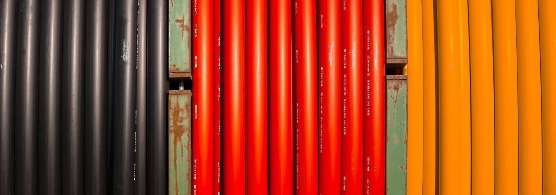 Kaum zu glauben, oder? Die Bildagenturen haben wirklich Fotos mit schwarz-rot-gelben Erdkabeln.