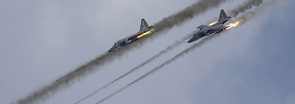 SU-25-Jets bei einem Manöver in Russland.