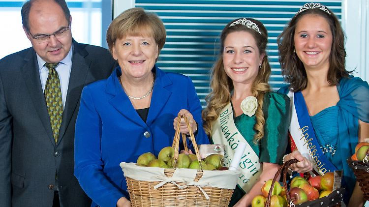 Bundeskanzlerin Merkel erhielt am Mittwochvormittag Besuch von den Apfelköniginnen Luisa Heinrich aus Mecklenburg-Vorpommern und Katharina Steenbock aus Schleswig-Holstein. Links im Bild: Agrarminister Christian Schmidt von der CSU.