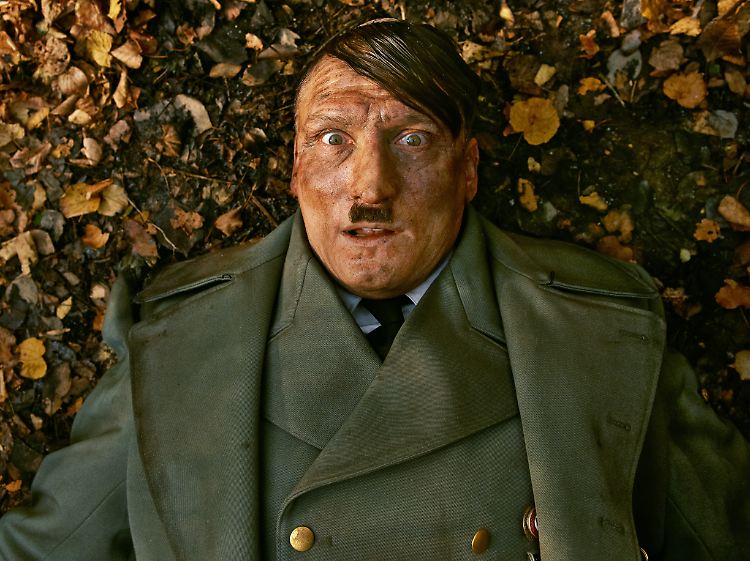 Nach knapp 70 Jahren erwacht der "Größte Feldherr aller Zeiten" (Gröfaz) wieder - und ist praktisch nicht gealtert.