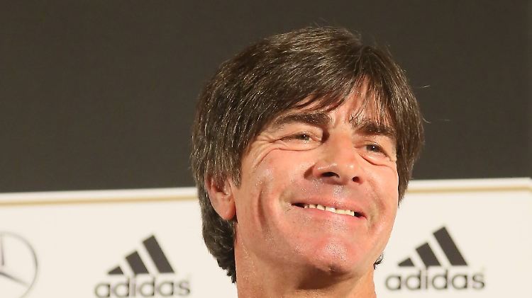 Joachim Löw gibt sich auf der Pressekonferenz betont locker.