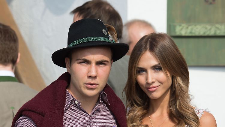 Bayern Münchens Mario Götze und seine Freundin Ann-Kathrin Brömmel beim diesjährigen Oktoberfest: Die Tracht passt schon mal.