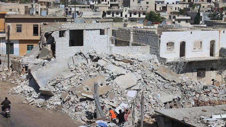 Menschen durchsuchen Trümmer in der nordsyrischen Stadt Darat Izza - die Häuser sollen bei russischen Angriffen zerstört worden sein.