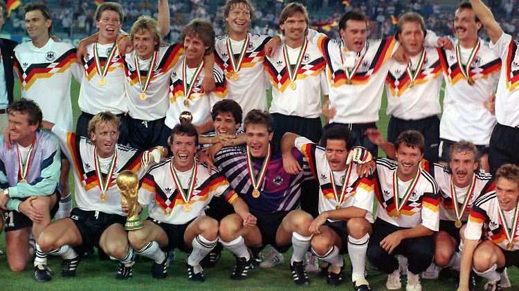 Die Schuhmode war damals noch eher einheitlich: Lothar Matthäus (Mitte, kniend, mit Pokal) im Kreise der Weltmeister von 1990.