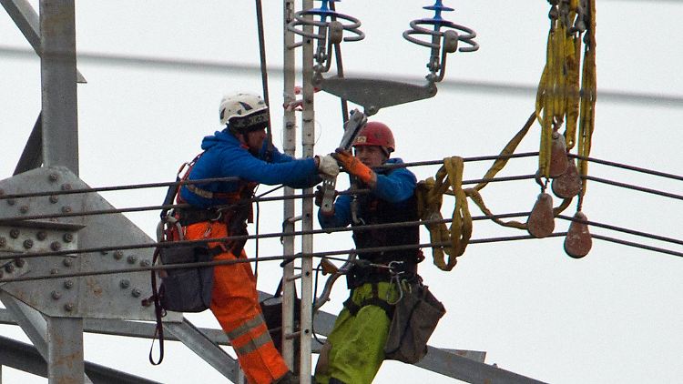 Arbeiten unter Hochspannung: Die deutsche Wirtschaft wächst nach Expertenmeinung weiter - auch wenn die Flüchtlingskrise Folgen haben wird.