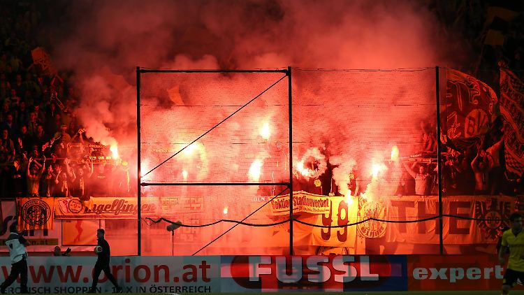 Die "Desperados Dortmund 1999" veranstalteten eine gefährliche Pyroshow.