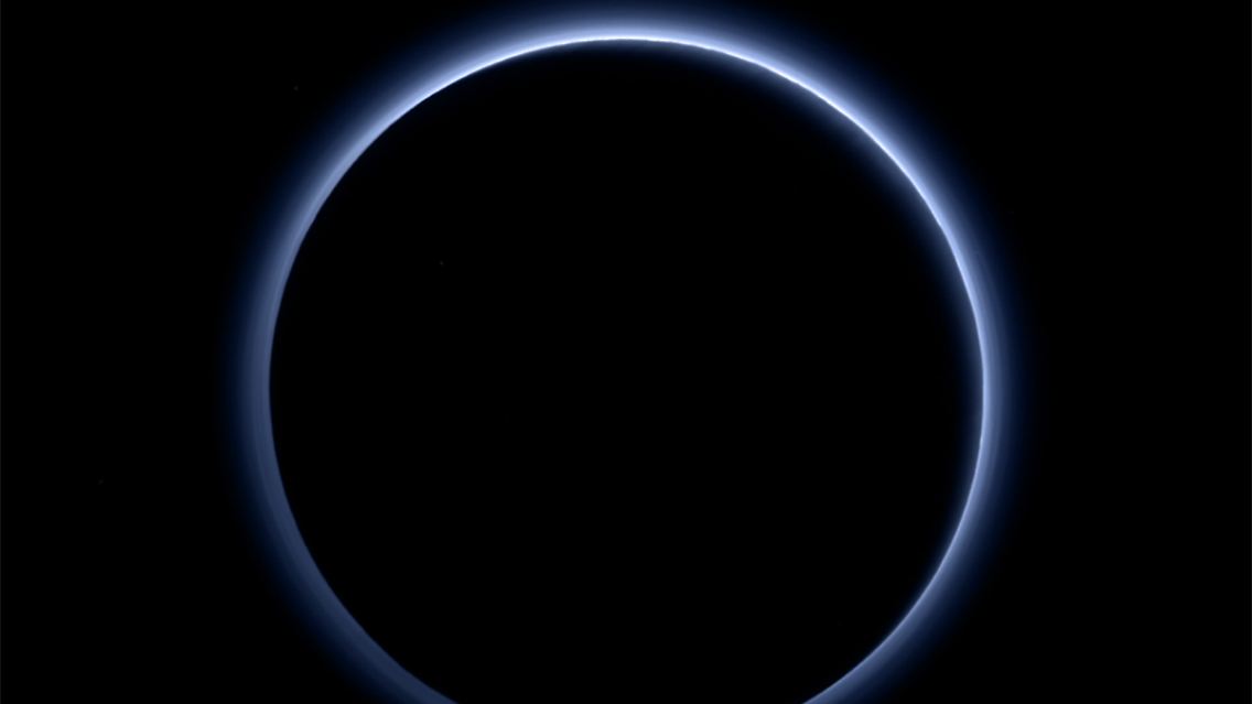 Die Nebel-Partikel sind grau und rot, aber sie streuen das Licht derart, dass die Nebel blau erscheinen. Damit hat neben der Erde auch der Pluto einen blauen Himmel.
