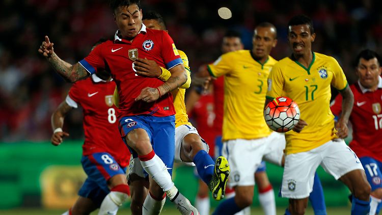 Tor gegen Brasilien: Eduardo Vargas (l.) bringt die Chilenen in der 72. Minute in Führung.