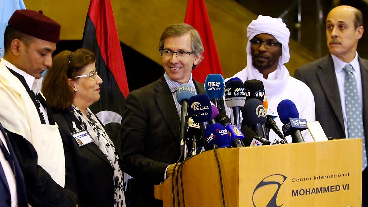 UN-Vermittler Bernardino Leon (Mitte) gibt am späten Donnerstagabend die Einigung der libyischen Parteien bekannt.
