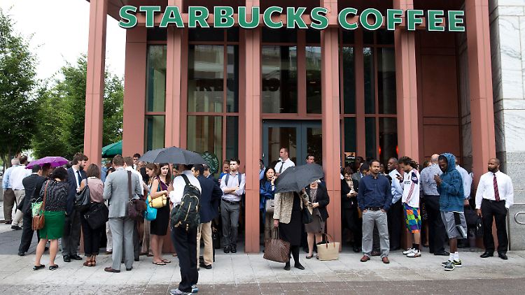 Starbucks-Kunden vor einer Filiale in Washington (Archivbild): Mit Mobile Payment machen Apple und Google der klassischen Kreditkarte Konkurrenz.