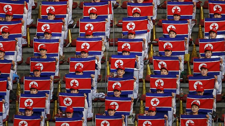Nordkoreanische Fußballfans bei einer Partie gegen die Philippinen in Pjöngjang: Auch der Jahrestag der Partei dürfte gut durchchoreografiert sein.
