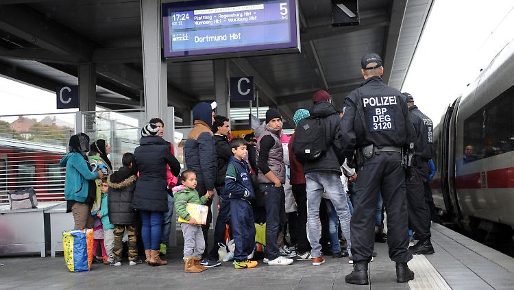 Flüchtlinge am Passauer Bahnhof. So weit sollen sie in Zukunft gar nicht mehr kommen, droht Seehofer.