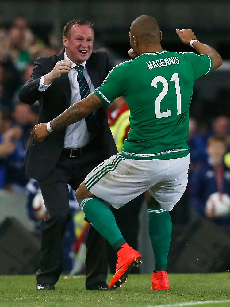 Komm' in meine Arme: Trainer Michael O'Neill feiert mit Josh Magennis das zweite Tor der Nordiren.