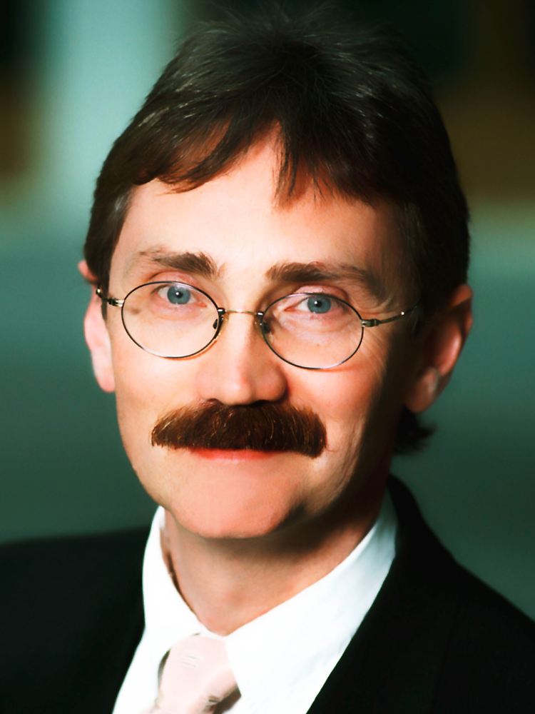 Prof. Dr. Uwe Hartmann ist Vorsitzender der Deutschen Gesellschaft für Sexualmedizin und Sexualtherapie. An der Medizinischen Hochschule Hannover bietet sein Team Sprechstunde für Menschen mit exzessivem sexuellen Verhalten an.