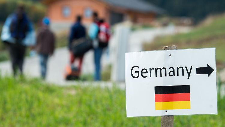 Im österreichischen Julbach nahe der deutschen Grenze weist ein Schild den Flüchtlingen den Weg.
