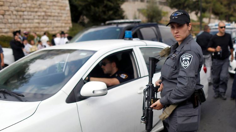 Polizisten sichern den Tatort der Messerstecherei in Jerusalem.