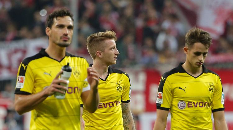 Marco Reus (m.) und Adnan Januzaj (r.) sollen auf der Wunschliste des FC Barcelona stehen.