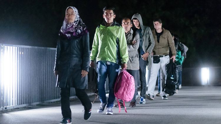 500 bis 700 Migranten überqueren täglich die Brücke zwischen Freilassing und Salzburg.