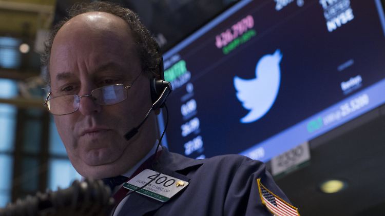 Ein Händler an der New Yorker Börde. Im Hintergrund der aktuelle Wert der Twitter-Aktie. 