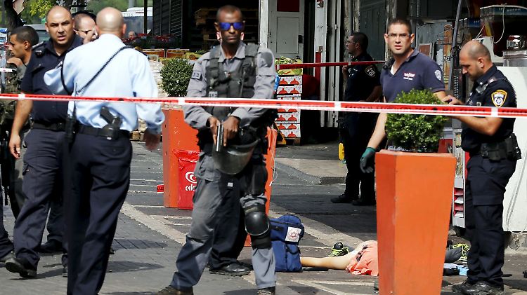 Israelische Polizisten sichern den Tatort in der Altstadt von Jerusalem.