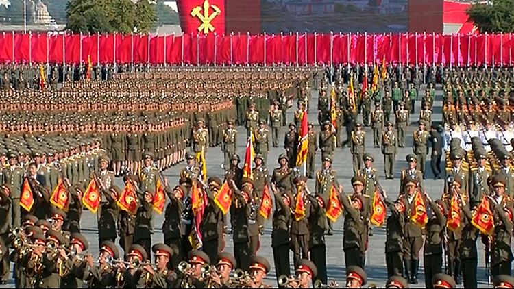 Das nordkoreanische Militär in Reih und Glied: Nun ist einer aus der Reihe getanzt - und nach Südkorea geflohen.