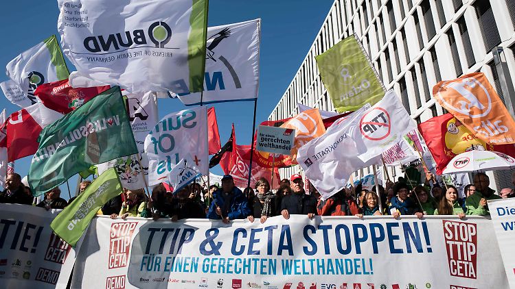 Demonstranten laufen in Berlin mit einem "TTIP & CETA STOPPEN!"-Transparent durch die Straßen.