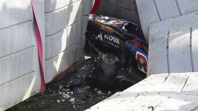 Sein Auto sieht nicht gut aus: Carlos Sainz aber geht es gut.