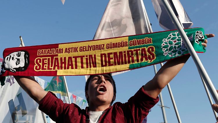 EIn Unterstützer der HDP hält ein Bild vom inhaftierten Abdulla Öcalan hoch.