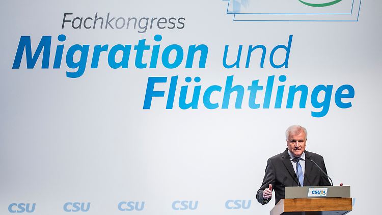 Seehofer schimpft auf die Flüchtlingspolitik der Bundesregierung.