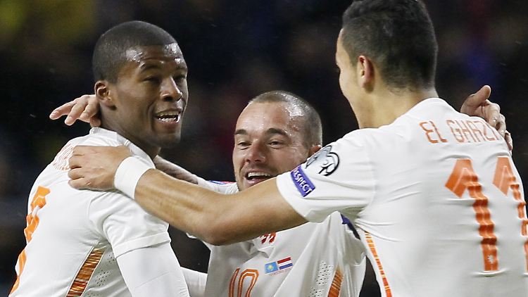 Georginio Wijnaldum (li.) und Wesley Sneijder (mi.) freuen sich über ihre Tore gegen Kasachstan. 